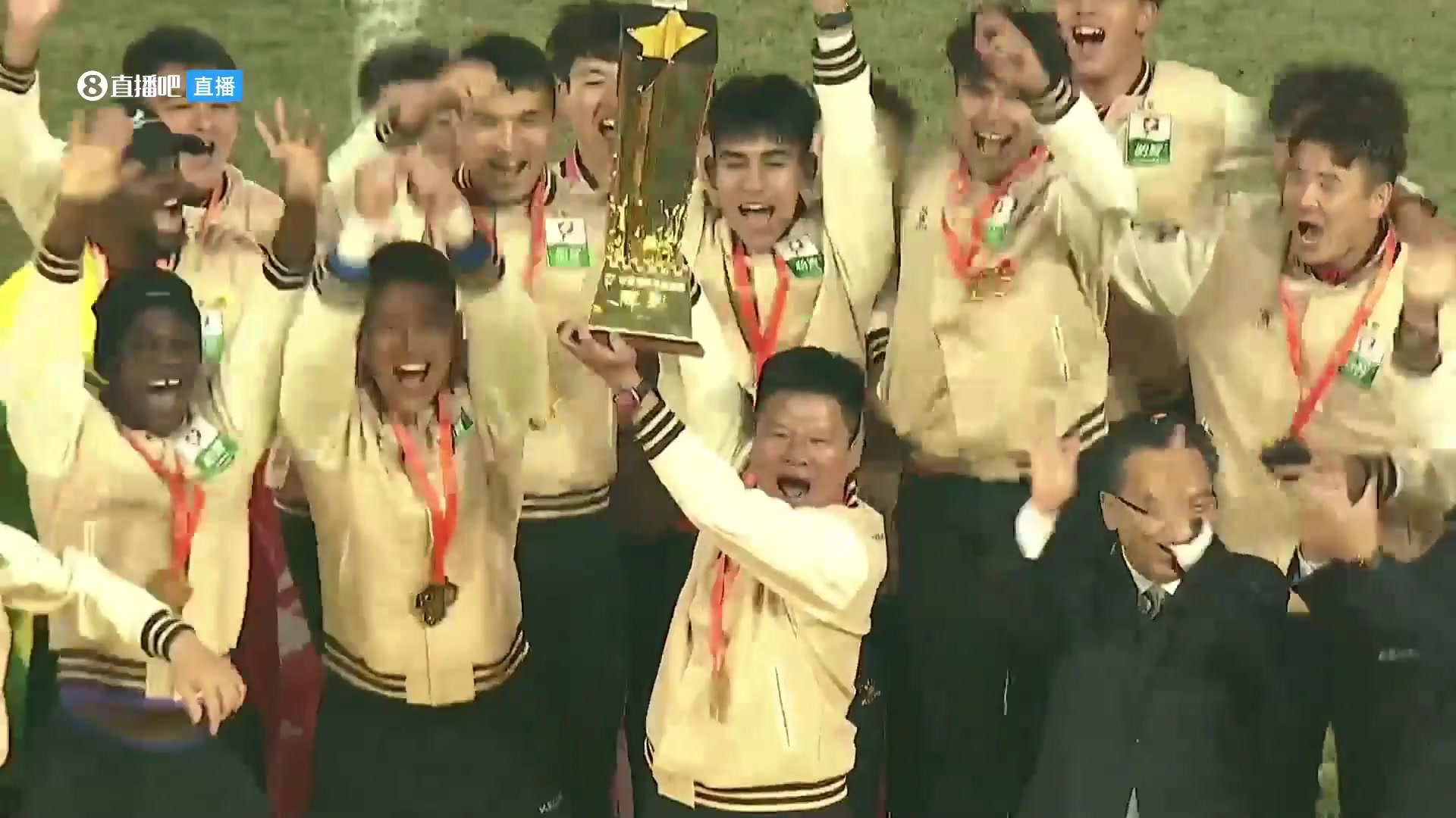 功不可沒遼寧鐵人冠軍教頭李金羽舉起中甲冠軍金杯