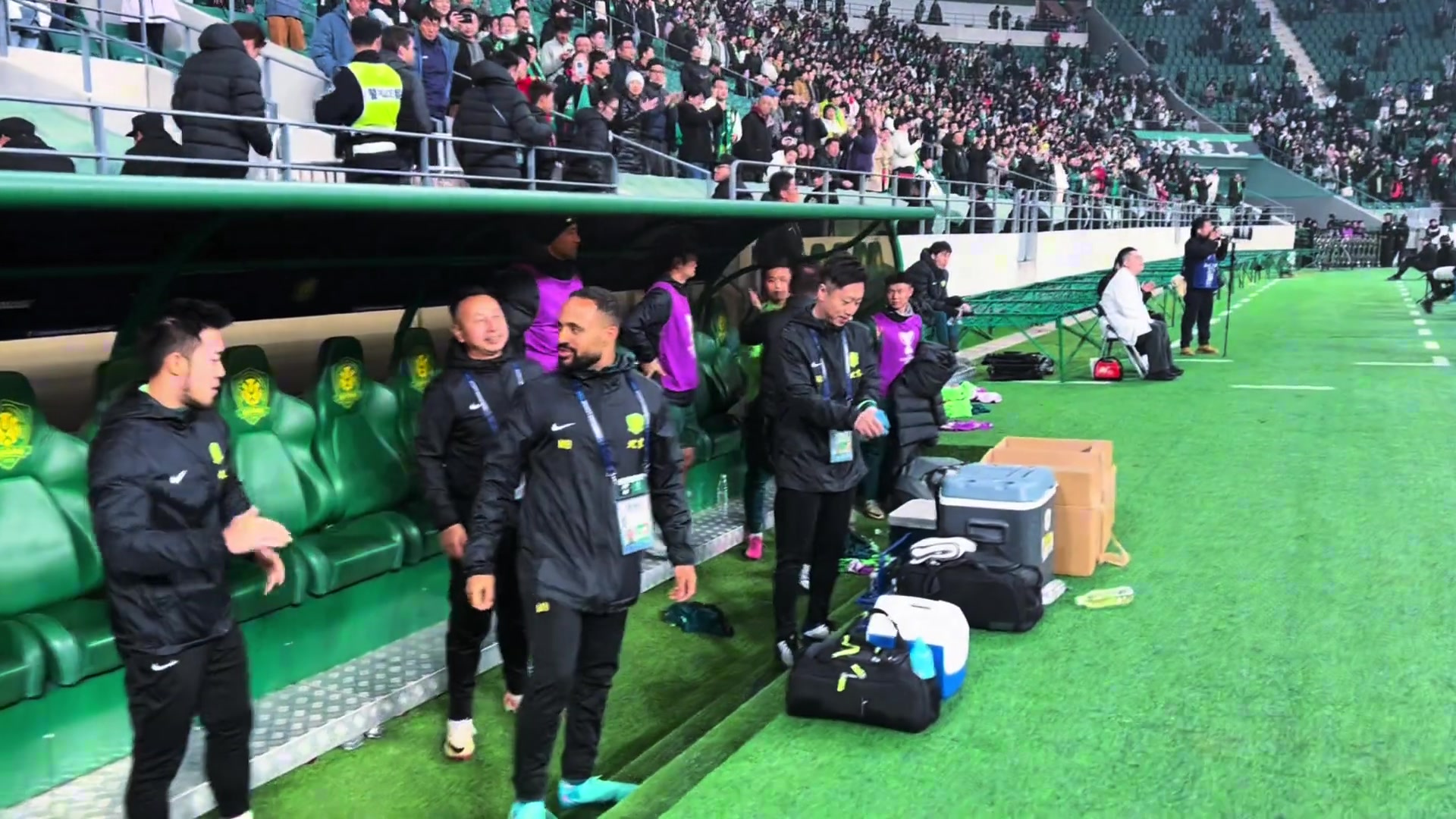 實(shí)拍亞冠大勝對(duì)手止頹勢(shì)賽后國安教練席如釋重負(fù)