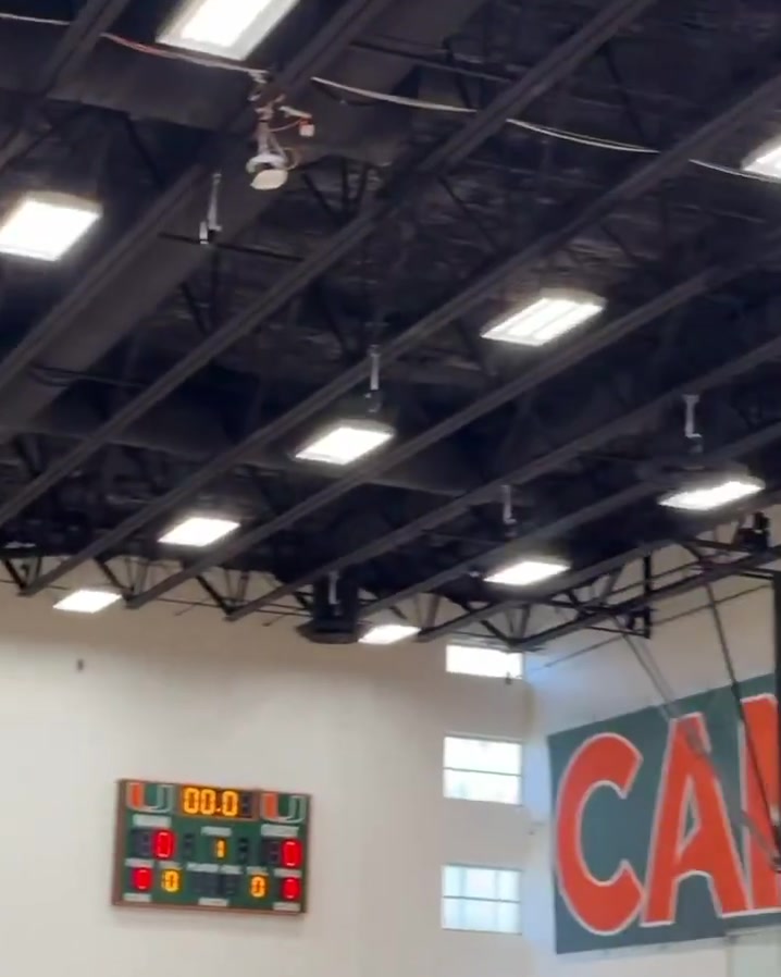 這氛圍真好楊瀚森在訓練中扔進超遠彈地三分隊友們一片歡呼