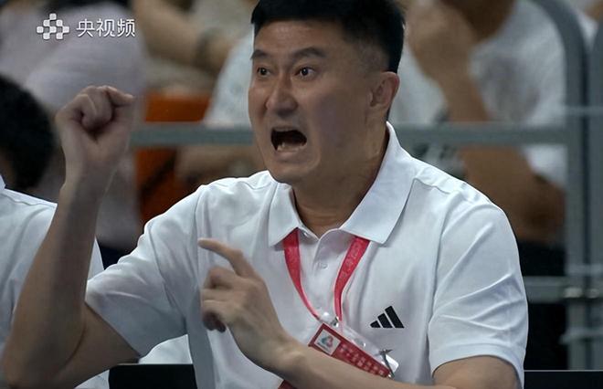 誰註意，廣東1人被換下後，陳海濤沖著他微笑：打四川雙塔靠你瞭