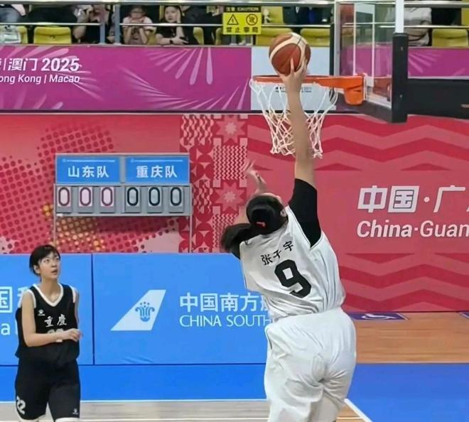 張子宇成為國(guó)內(nèi)女籃實(shí)戰(zhàn)扣籃第一人，女籃隊(duì)員扣籃這麼難嗎？