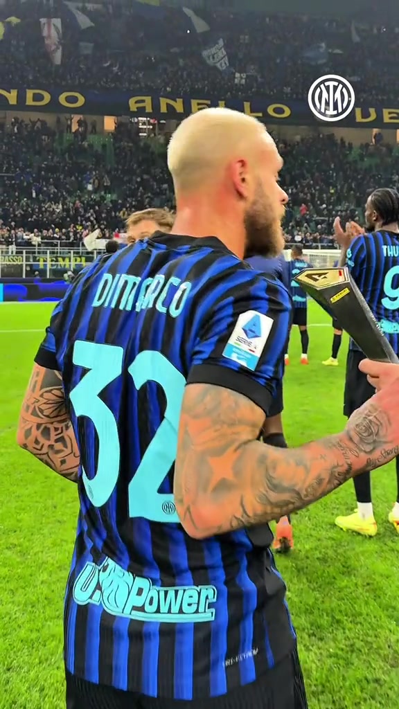 送穿透力極強助攻迪馬爾科賽后領(lǐng)取單場MVP獎杯